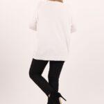 bialy-sweter-damski-z-ozdobnymi-guzikami (3)