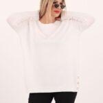 Biały sweter damski z ozdobnymi guzikami