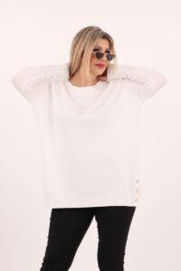 Biały sweter damski z ozdobnymi guzikami