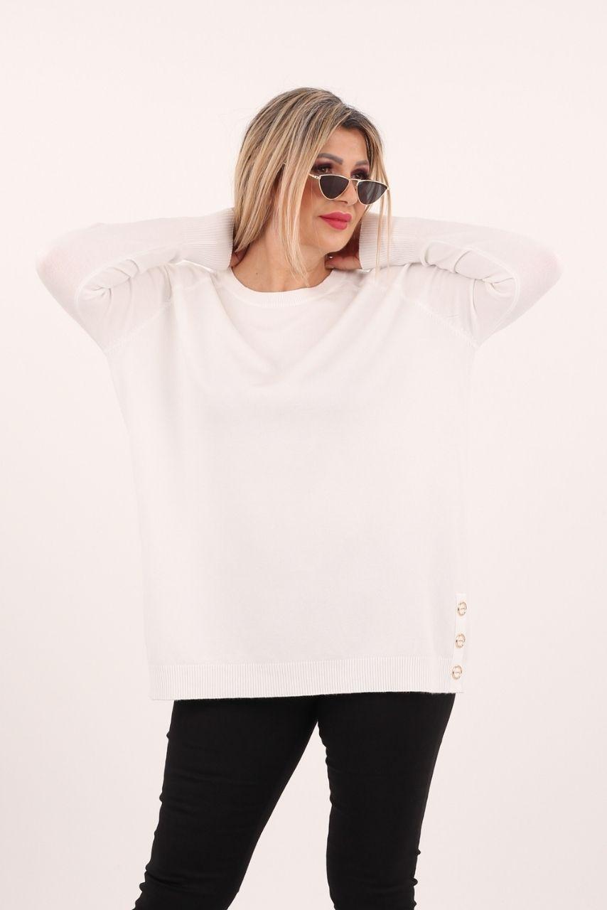 Biały sweter damski z ozdobnymi guzikami