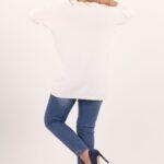 bialy-sweter-w-serek-damski (7)