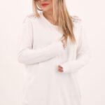 Biały sweter z koronką na ramionach