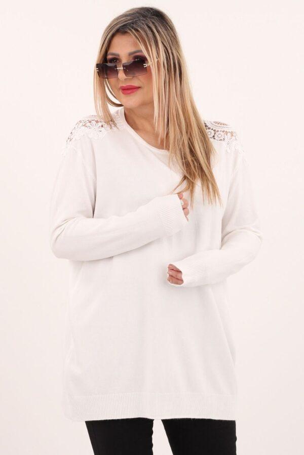 Biały sweter z koronką na ramionach