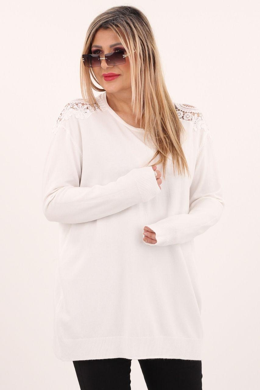 Biały sweter z koronką na ramionach