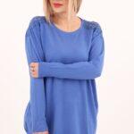 Chabrowy sweter z koronką na ramionach