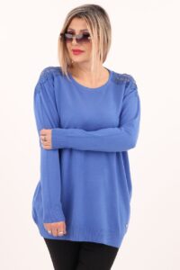 Chabrowy sweter z koronką na ramionach