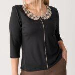 Bluzka wizytowa XXL czarna z ozdobnym kołnierzykiem – moda dla puszystych kobiet