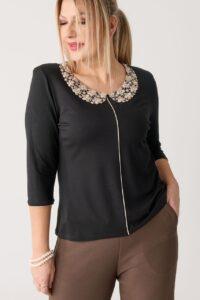 Bluzka wizytowa XXL czarna z ozdobnym kołnierzykiem – moda dla puszystych kobiet