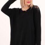 Czarny sweter z koronką na ramionach