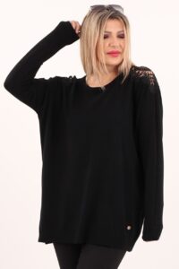 Czarny sweter z koronką na ramionach
