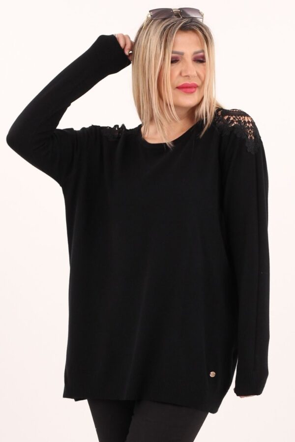 Czarny sweter z koronką na ramionach