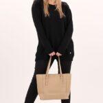 czarny-sweter-z-koronka-na-ramionach (2)