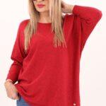 Czerwony sweter z dekoltem w łódkę