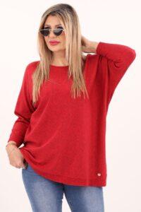 Czerwony sweter z dekoltem w łódkę