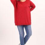 czerwony-sweter-z-dekoltem-w-lodke (7)