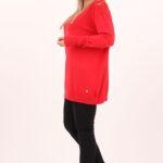 czerwony-sweter-z-koronka-na-ramionach (2)