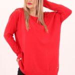 Czerwony sweter z koronką na ramionach