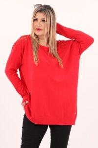 Czerwony sweter z koronką na ramionach