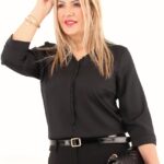 Bluzka z falbanką przy dekolcie czarna