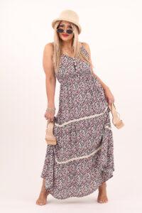 Fioletowo-różowa sukienka w kwiaty na ramiączkach