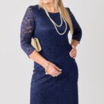 Dopasowana sukienka koronkowa XXL – elegancka moda dla puszystych kobiet