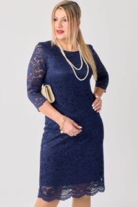 Dopasowana sukienka koronkowa XXL – elegancka moda dla puszystych kobiet