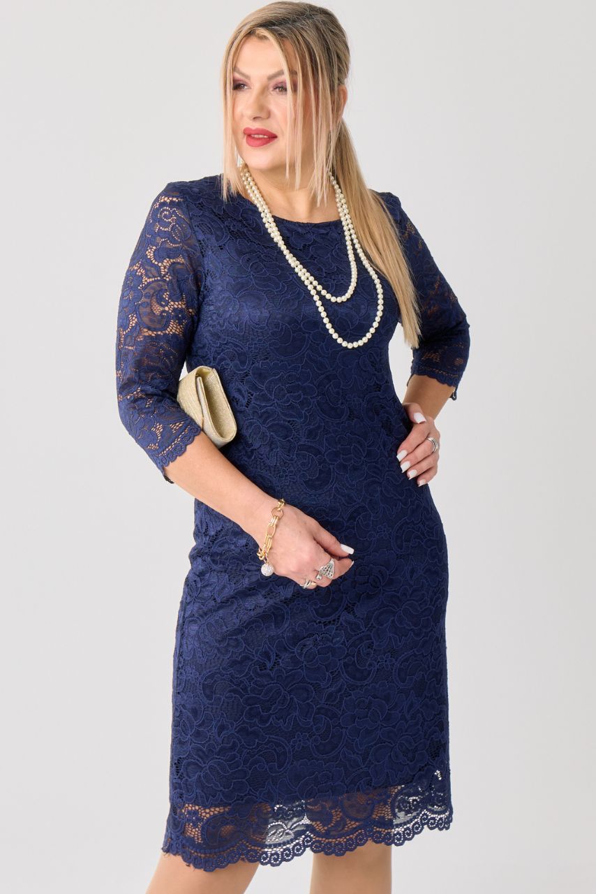 Dopasowana sukienka koronkowa XXL – elegancka moda dla puszystych kobiet