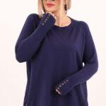 Granatowy sweter damski z ozdobnymi guzikami