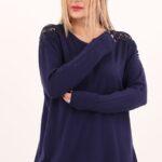 Granatowy sweter z koronką na ramionach