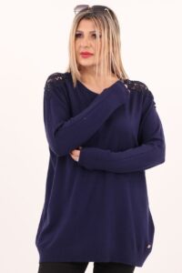 Granatowy sweter z koronką na ramionach