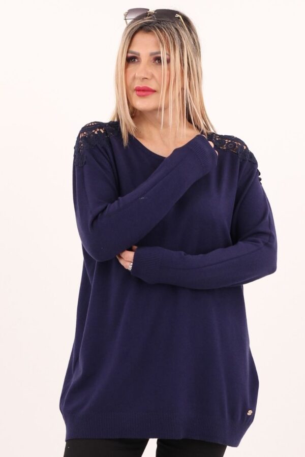 Granatowy sweter z koronką na ramionach