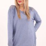 Jeansowy sweter z koronką na ramionach