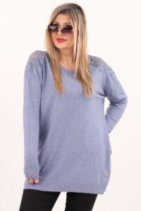 Jeansowy sweter z koronką na ramionach