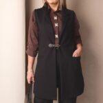 Kamizelka damska w dużym rozmiarze czarna – moda dla puszystych