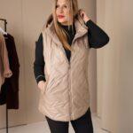 Beżowy bezrękawnik damski z kapturem plus size 40-48, pikowana kamizelka w dużych rozmiarach