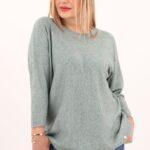 Miętowy sweter z dekoltem w łódkę