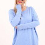 Niebieski sweter damski z ozdobnymi guzikami