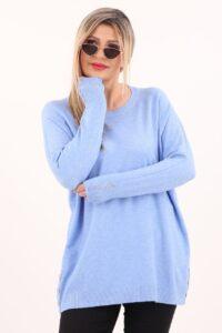 Niebieski sweter damski z ozdobnymi guzikami