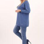 niebieski-sweter-z-dekoltem-w-lodke (2)