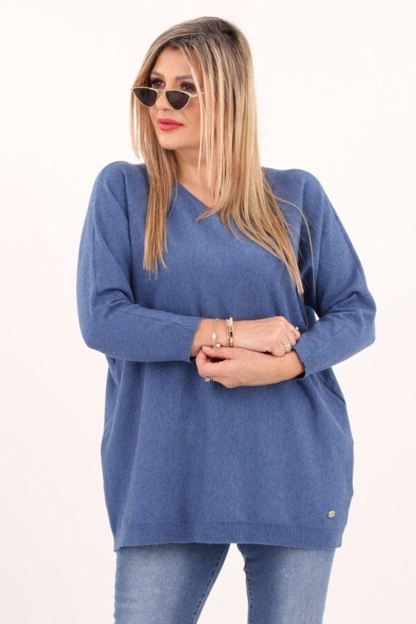 Niebieski sweter z dekoltem w łódkę