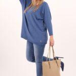 niebieski-sweter-z-dekoltem-w-lodke (5)