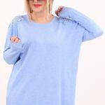 Niebieski sweter z koronką na ramionach