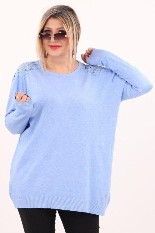 Niebieski sweter z koronką na ramionach