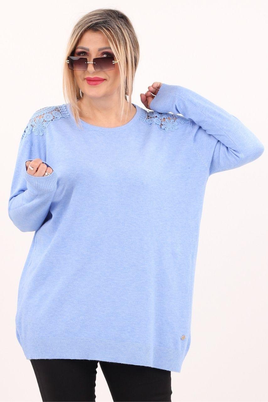 Niebieski sweter z koronką na ramionach