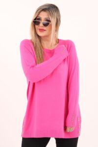 Różowy sweter damski z ozdobnymi guzikami
