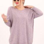 Różowy sweter z dekoltem w łódkę