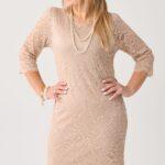 Dopasowana sukienka koronkowa XXL – elegancka moda dla puszystych kobiet