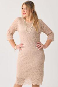 Dopasowana sukienka koronkowa XXL – elegancka moda dla puszystych kobiet