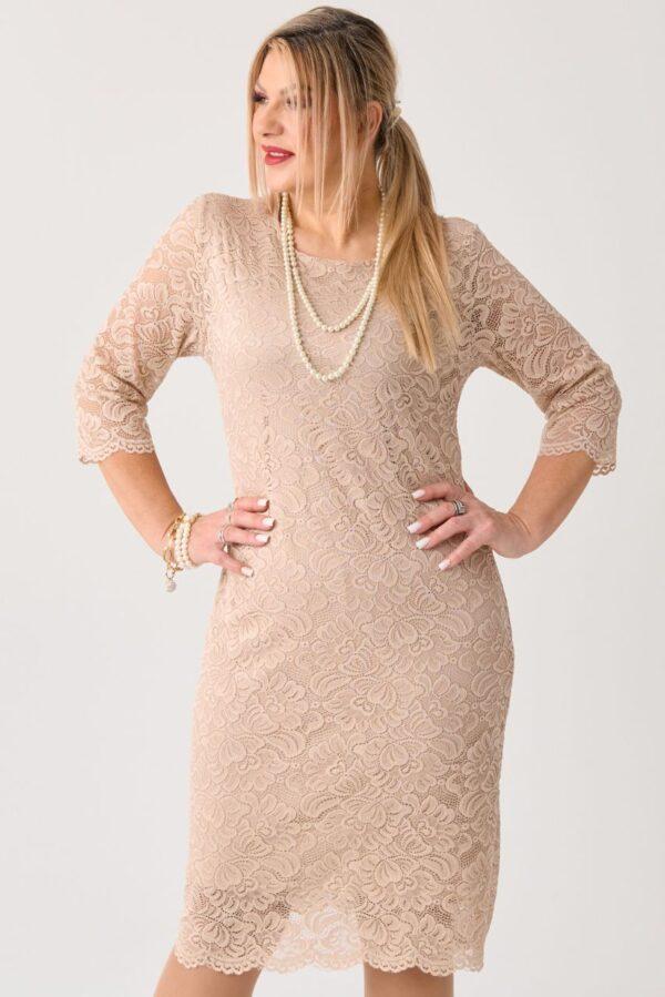 Dopasowana sukienka koronkowa XXL – elegancka moda dla puszystych kobiet