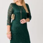 Dopasowana sukienka koronkowa XXL – elegancka moda dla puszystych kobiet